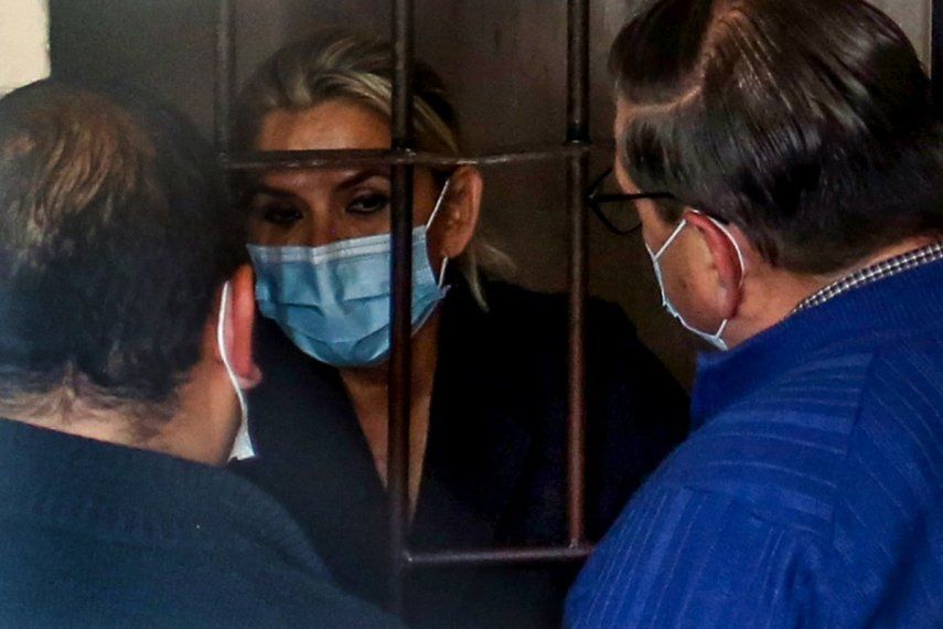 Expresidenta de Bolivia atenta contra su vida