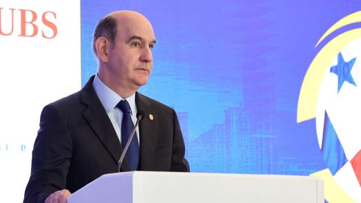 Ministro de Economía y Finanzas, Felipoe Chapman. Ministro de Economía y Finanzas, Felipoe Chapman.