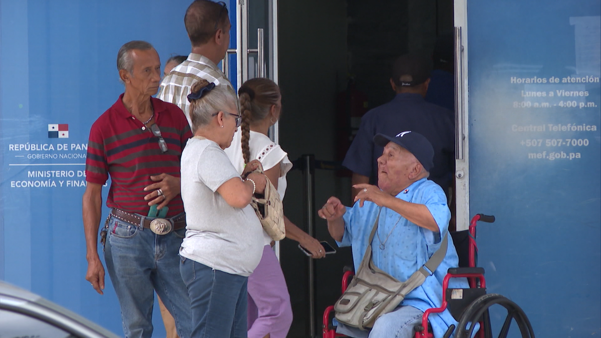 Jubilados acuden al MEF para solicitar información sobre el Cepanim. Jubilados acuden al MEF para solicitar información sobre el Cepanim.