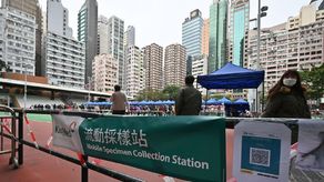 Hong Kong reconsidera imponer confinamiento ante ola de covid-19