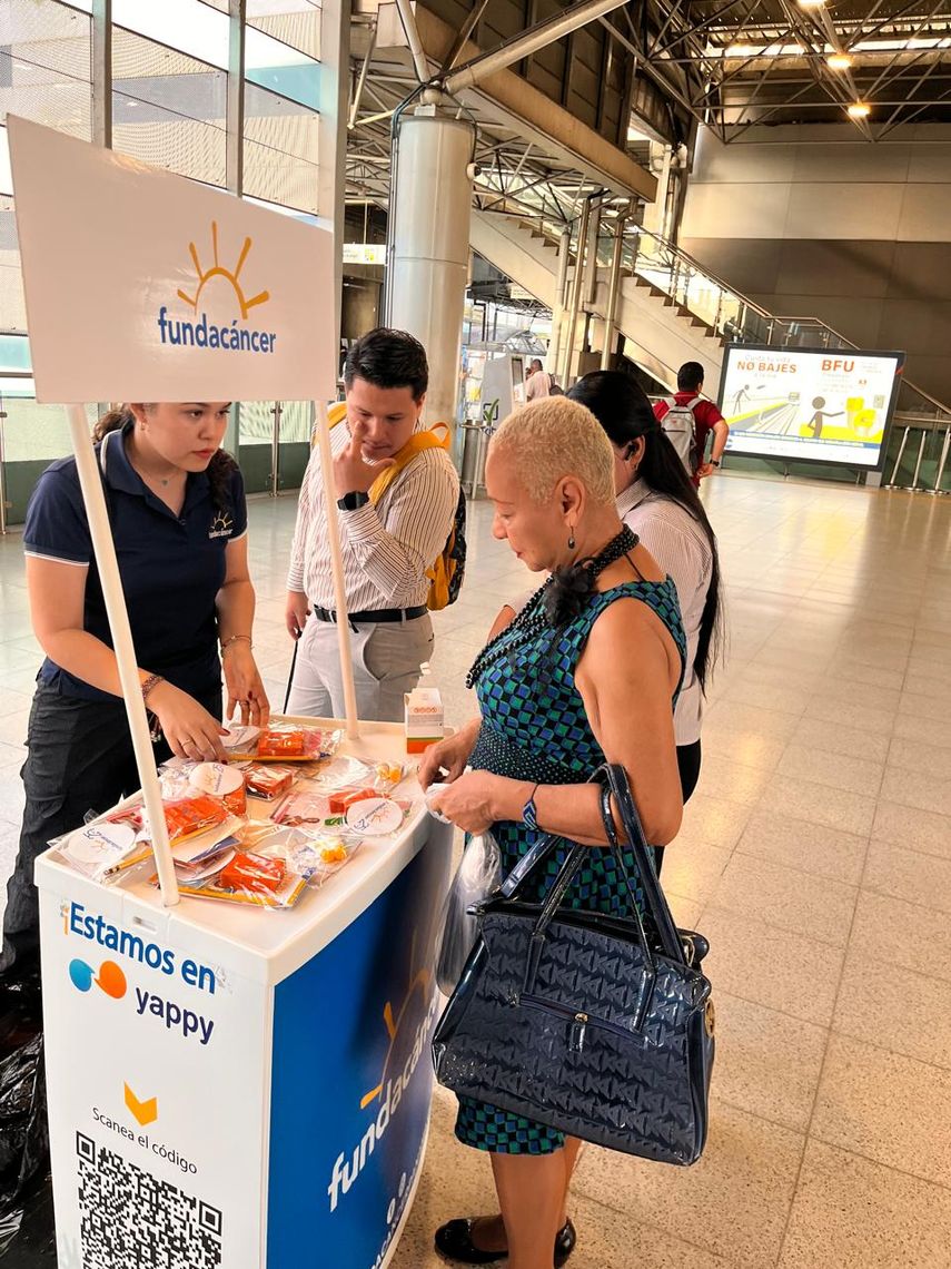 Fundacáncer entregó folletos informativos a las personas. Fundacáncer entregó folletos informativos a las personas.