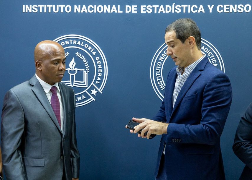 El director de la ATTT, Simón Henríquez, recibió los dispositivos. El director de la ATTT, Simón Henríquez, recibió los dispositivos.