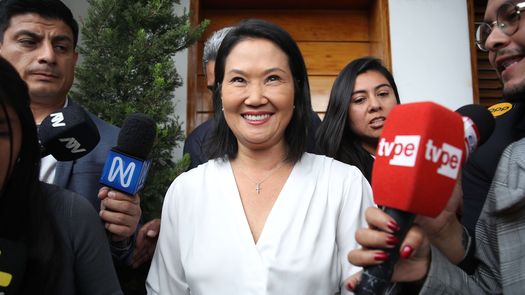 La candidata derechista Keiko Fujimori se acerca a ser la próxima presidenta de Perú al aventajar este jueves en cerca de 40.000 votos al izquierdista Roberto Sánchez, cuando restan por escrutarse alrededor de 113.000 votos de la segunda vuelta de las elecciones presidenciales, celebrada el pasado 7 de junio. La candidata derechista Keiko Fujimori se acerca a ser la próxima presidenta de Perú al aventajar este jueves en cerca de 40.000 votos al izquierdista Roberto Sánchez, cuando restan por escrutarse alrededor de 113.000 votos de la segunda vuelta de las elecciones presidenciales, celebrada el pasado 7 de junio.