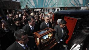 Miles de mexicanos dicen adiós a Paquita la del Barrio