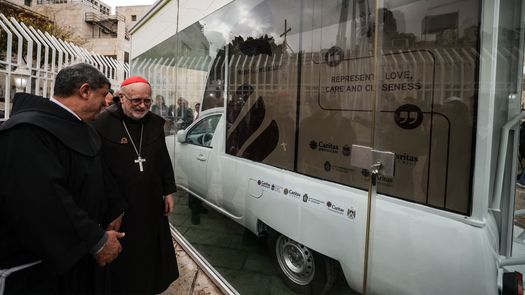Papamóvil de Francisco llega a Belén como clínica pero Israel no permite que entre en Gaza