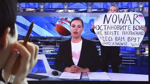 Rusa va a juicio tras protestar en televisión contra ofensiva en Ucrania