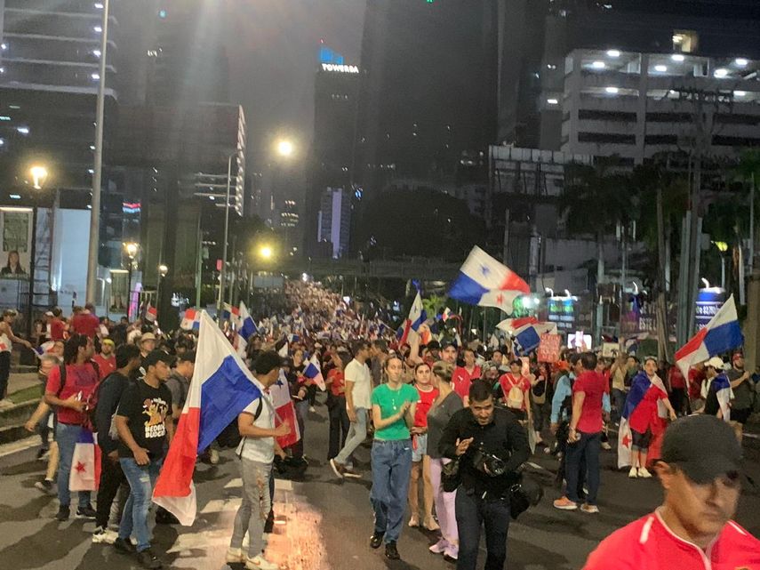 Las protestas contra un contrato con una minera canadiense en Panamá, que partieron hace más de una semana, llegaron este sábado por mar a la cuestionada mina a cielo abierto situada en la costa del Caribe. Las protestas contra un contrato con una minera canadiense en Panamá, que partieron hace más de una semana, llegaron este sábado por mar a la cuestionada mina a cielo abierto situada en la costa del Caribe.