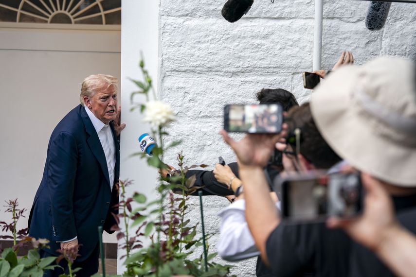 El presidente de Estados Unidos, Donald Trump, dijo estar dispuesto a reunirse con su homólogo ruso, Vladimir Putin, y con el ucraniano, Volodimir Zelenski, para intentar poner fin a la guerra en Ucrania. El presidente de Estados Unidos, Donald Trump, dijo estar dispuesto a reunirse con su homólogo ruso, Vladimir Putin, y con el ucraniano, Volodimir Zelenski, para intentar poner fin a la guerra en Ucrania.