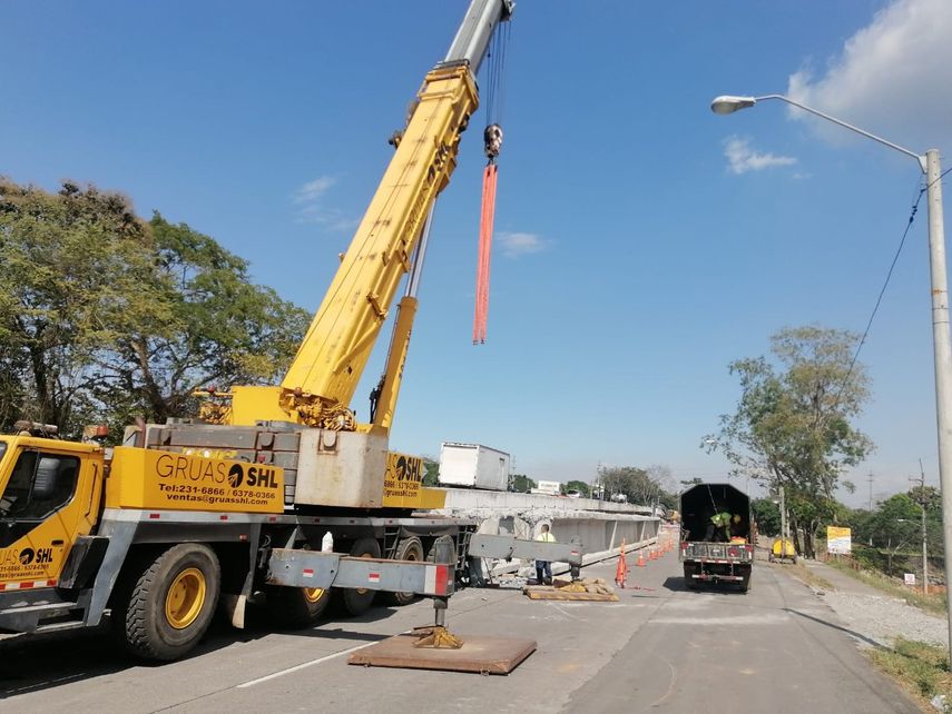 Los trabajos de demolición del puente gemelo sobre río Chico en la interamericana