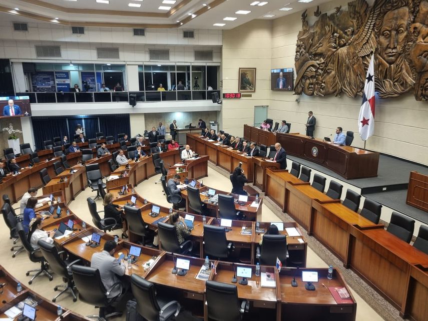 Enrique Lau es cuestionado en la Asamblea por licitación millonaria de hemodiálisis