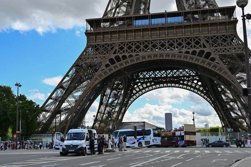 Torre Eiffel fue evacuada por amenaza de bomba. Foto: AFP