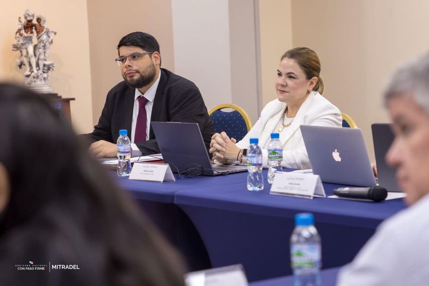 En el marco del Acuerdo Binacional Panamá–Costa Rica, se desarrolló una reunión técnica entre las Direcciones de Empleo y Migraciones Laborales de ambos países, con el propósito de revisar los avances alcanzados y fortalecer los mecanismos de cooperación en materia de migración laboral. En el marco del Acuerdo Binacional Panamá–Costa Rica, se desarrolló una reunión técnica entre las Direcciones de Empleo y Migraciones Laborales de ambos países, con el propósito de revisar los avances alcanzados y fortalecer los mecanismos de cooperación en materia de migración laboral.