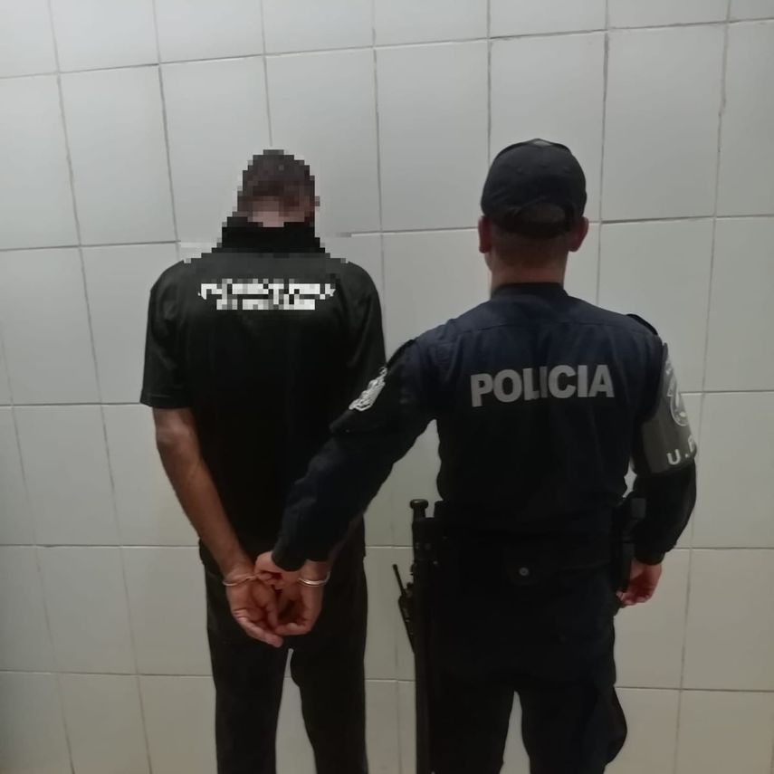 Policía Nacional aprehende a dos personas por hurto en máquinas de recarga del Metro