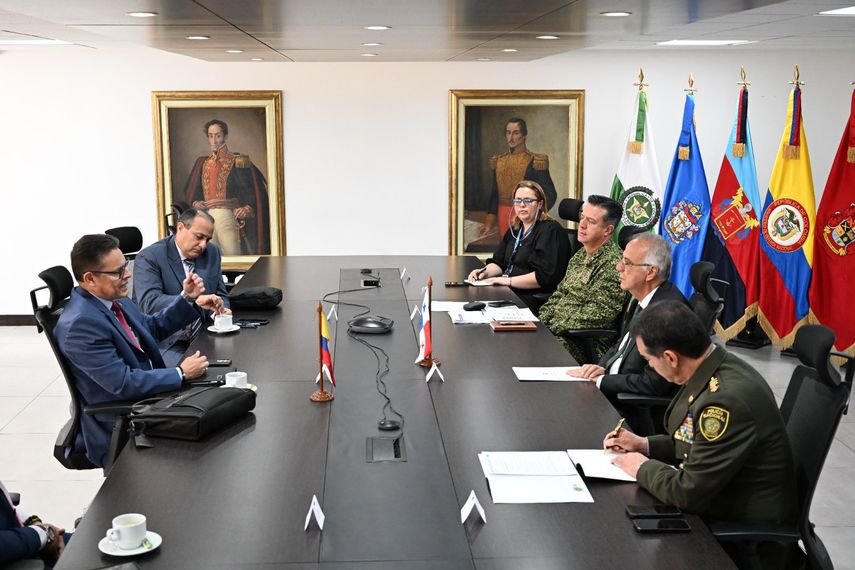 Panamá y Colombia acordaron impulsar la cooperación policial para mejorar la seguridad en la frontera común, que incluye la peligrosa selva del Darién, que cruzan miles de migrantes ilegales que viajan hacia Norteamérica, informó este jueves el Ministerio panameño de Seguridad Pública. Panamá y Colombia acordaron impulsar la cooperación policial para mejorar la seguridad en la frontera común, que incluye la peligrosa selva del Darién, que cruzan miles de migrantes ilegales que viajan hacia Norteamérica, informó este jueves el Ministerio panameño de Seguridad Pública.