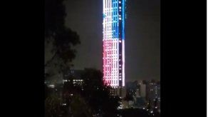 Torre Colpatria en Colombia se viste con la bandera de Panamá
