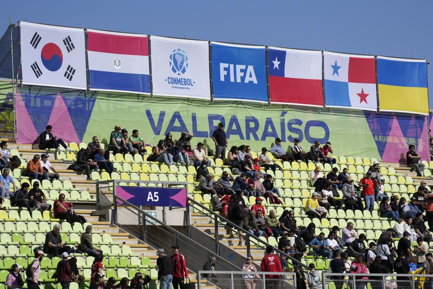 La segunda jornada del Grupo B del Mundial Sub-20 de Fútbol que se juega en Chile, enfrentará este martes en Valparaíso a Panamá con Ucrania y a Corea del Sur-Paraguay, juegos decisivos, especialmente para la selección centroamericana y la asiática, que cayeron derrotadas en sus partidos inaugurales. La segunda jornada del Grupo B del Mundial Sub-20 de Fútbol que se juega en Chile, enfrentará este martes en Valparaíso a Panamá con Ucrania y a Corea del Sur-Paraguay, juegos decisivos, especialmente para la selección centroamericana y la asiática, que cayeron derrotadas en sus partidos inaugurales.