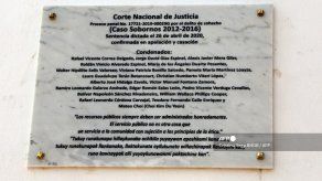 Develan placa en Ecuador por caso de corrupción que implica a Correa