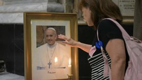 El papa Francisco sigue estable y continúa con el tratamiento