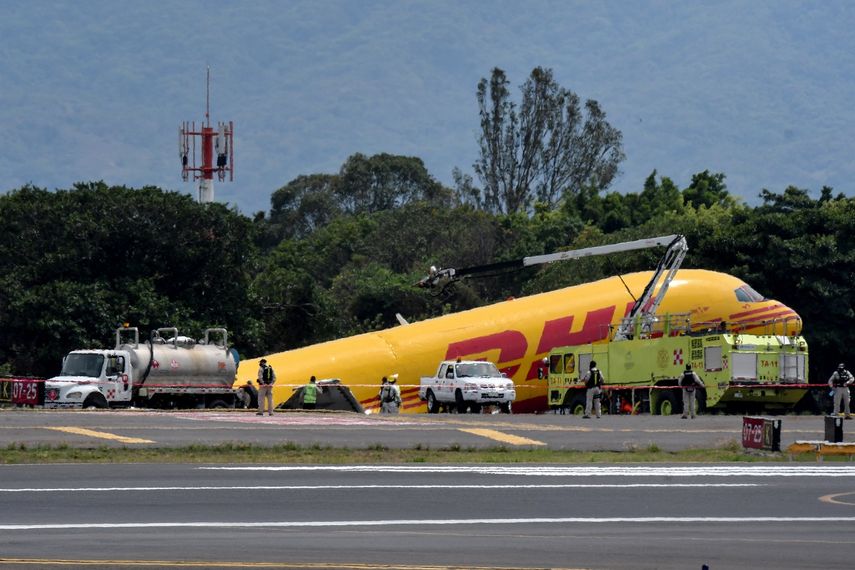 Costa Rica: Avión de carga se parte en dos