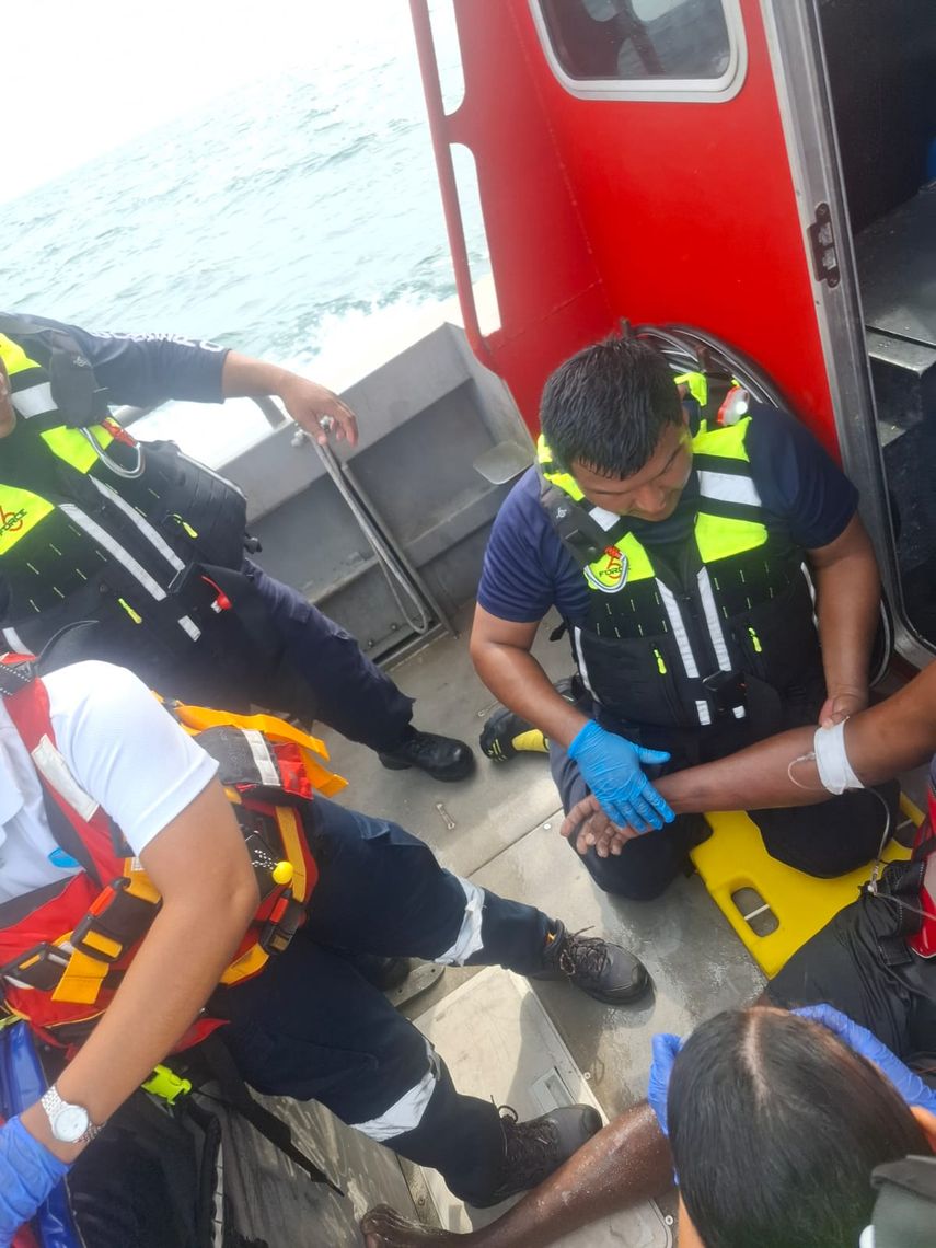 ¡Milagroso rescate! En La Chorrera rescataron a marino con vida tras naufragio