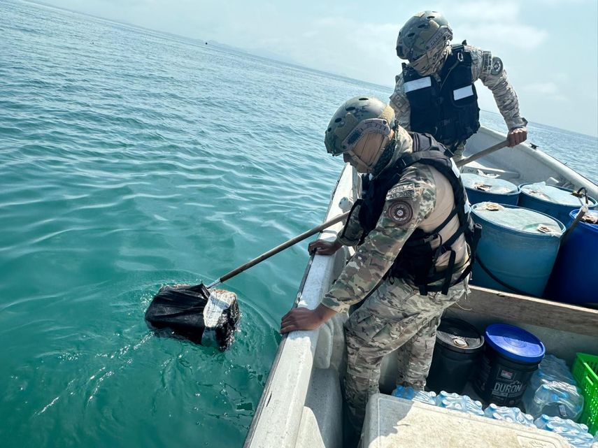 Senan encontró el bulto flotando en alta mar.