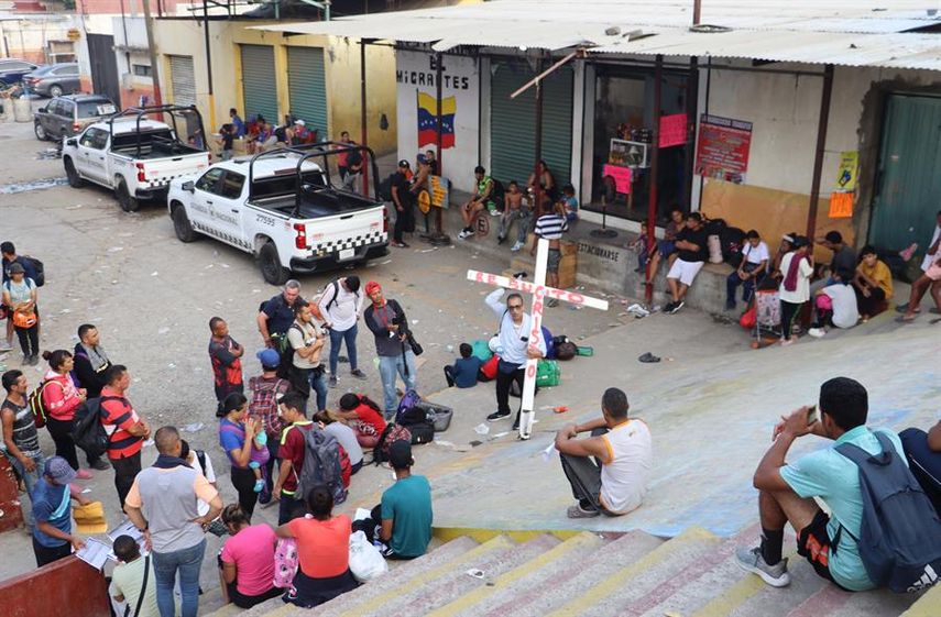 Migrantes piden alto a sufrimiento con un viacrucis en frontera México-EEUU