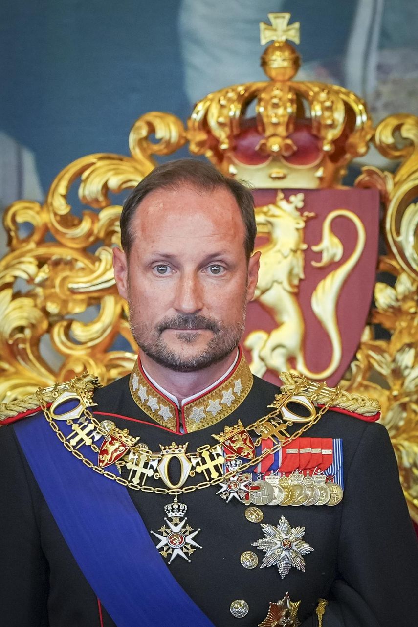 El rey Haakon VIII jura la Constitución ante el Parlamento noruego
