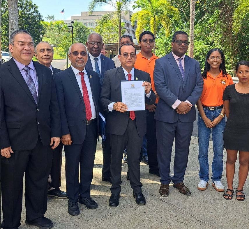 Catedráticos de la Universidad de Panamá acudieron a la Embajada de Estados Unidos. Catedráticos de la Universidad de Panamá acudieron a la Embajada de Estados Unidos.