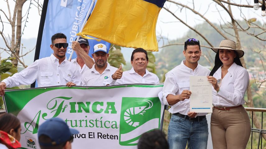 Un total de 41 productores del país recibieron sus certificados que acreditan sus instalaciones como fincas agroturísticas, durante la tercera actividad de entregas realizada por esta administración. Un total de 41 productores del país recibieron sus certificados que acreditan sus instalaciones como fincas agroturísticas, durante la tercera actividad de entregas realizada por esta administración.