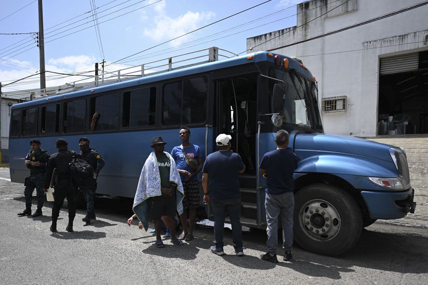 México: Secuestran a 31 migrantes que iban en autobús