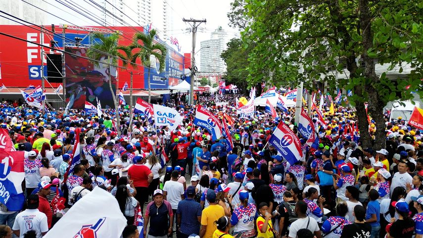 El candidato presidencial por el Partido Revolucionario Democrático (PRD), José Gabriel Carrizo, realizó este miércoles su cierre de campaña en la sede del colectivo ante miles de simpatizantes y adherentes. El candidato presidencial por el Partido Revolucionario Democrático (PRD), José Gabriel Carrizo, realizó este miércoles su cierre de campaña en la sede del colectivo ante miles de simpatizantes y adherentes.