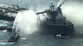 Temor de nueva marea negra en el Índico por incendio de un petrolero