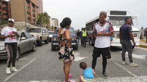 La tensión después del doble terremoto en Venezuela aumenta entre los centenares de desalojados que aún no han sido reubicados y llevan diez días durmiendo en las calles, al lado de los edificios derruidos en los que vivían en La Guaira.
