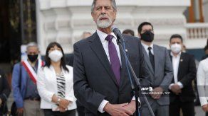Sagasti jura como nuevo presidente de Perú tras una semana de caos