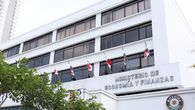 Un total de 96 instituciones gubernamentales, incluidos los Consejos Provinciales, iniciarán el lunes 25 de mayo, el proceso de consultas presupuestarias ante el Ministerio de Economía y Finanzas (MEF), entidad encargada de analizar y evaluar las solicitudes presentadas por cada organismo, en cumplimiento de lo establecido en el artículo 269 de la Constitución Política de la República de Panamá. Un total de 96 instituciones gubernamentales, incluidos los Consejos Provinciales, iniciarán el lunes 25 de mayo, el proceso de consultas presupuestarias ante el Ministerio de Economía y Finanzas (MEF), entidad encargada de analizar y evaluar las solicitudes presentadas por cada organismo, en cumplimiento de lo establecido en el artículo 269 de la Constitución Política de la República de Panamá.