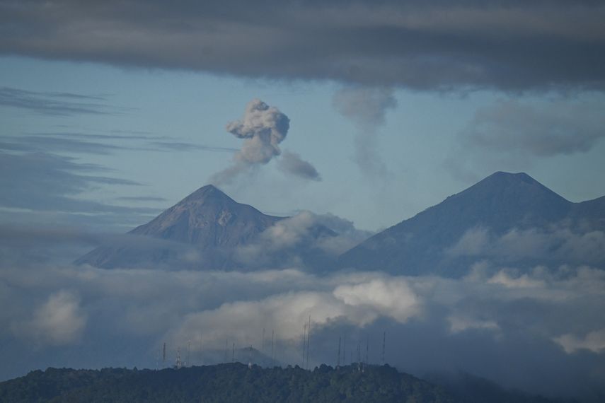 Las autoridades de Guatemala alertaron este sábado a la población sobre el peligro de la actividad explosiva de los volcanes de Fuego y Santiaguito