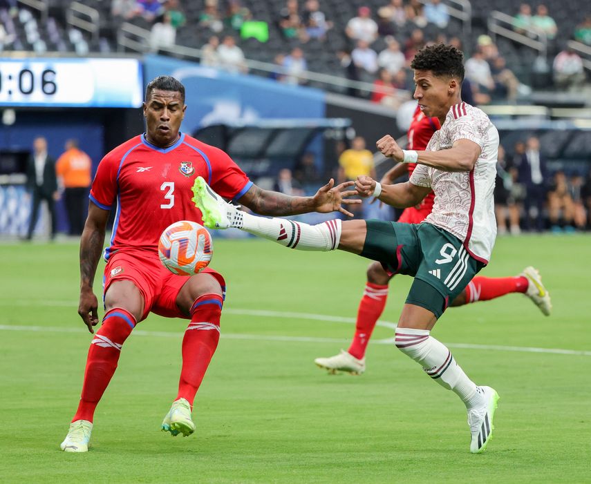 Harold Cummings, el defensor con la camiseta número 3. fue uno de los mejores hombres de Panamá en la cancha. Harold Cummings, el defensor con la camiseta número 3. fue uno de los mejores hombres de Panamá en la cancha.