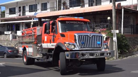 Miembros del Cuerpo de Bomberos de Chiriquí esperan el resultado de una reunión que se desarrollará durante hoy viernes en la en la ciudad de Panamá.