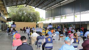 Ministro de Salud se reunió con comerciantes de Herrera