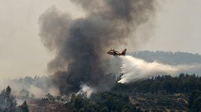 La capital griega volvió a despertar en medio de un olor acre y humaredas. AFP
