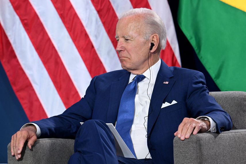 Biden sopesa ahora detener a familias migrantes.