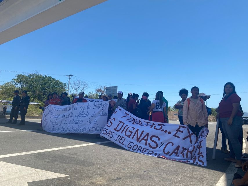 La manifestación de este lunes inició sobre la acera pero por un tiempo aproximado de una hora en el cruce de Horconcitos.
