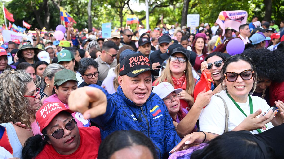 Pocos nombres en Venezuela cargan tanto peso como el de Diosdado Cabello. Le temen opositores, lo veneran chavistas y Estados Unidos ofrece 25 millones de dólares por su captura. Pocos nombres en Venezuela cargan tanto peso como el de Diosdado Cabello. Le temen opositores, lo veneran chavistas y Estados Unidos ofrece 25 millones de dólares por su captura.