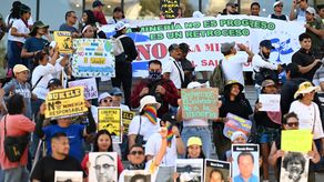 Salvadoreños exigen derogar ley que reactiva minería