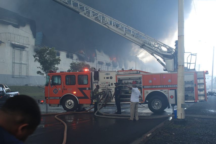 Reportan incendio en bodega de la Zona Libre de Colón
