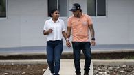 La pareja forma parte del centenar de rebeldes exguerrilleros que hace poco más de dos meses aceptaron un acuerdo de una disidencia de las extintas FARC con el presidente izquierdista Gustavo Petro para iniciar su tránsito a la vida civil. La pareja forma parte del centenar de rebeldes exguerrilleros que hace poco más de dos meses aceptaron un acuerdo de una disidencia de las extintas FARC con el presidente izquierdista Gustavo Petro para iniciar su tránsito a la vida civil.