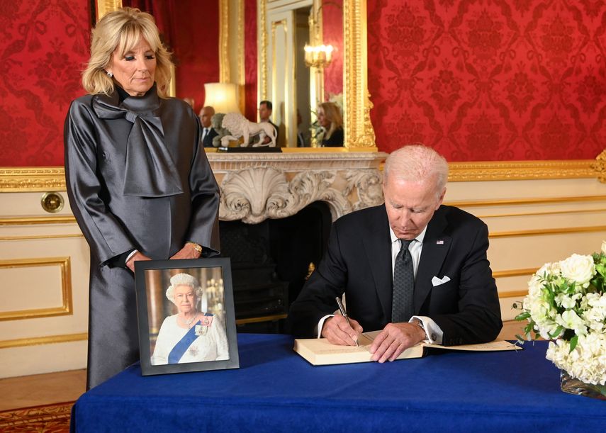 El presidente de Estados Unidos, Joe Biden y su esposa, recibidos por Carlos III para el funeral de Isabel II.