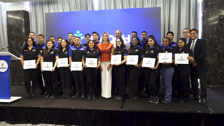 Graduación de auxiliares logísticos del Inadeh.