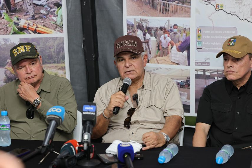 El presidente electo, José Raúl Mulino, visitó hoy el principal campamento de migrantes de Lajas Blancas en Darién, a tres días de tomar posesión como mandatario de Panamá, anunciando fuertes medidas. El presidente electo, José Raúl Mulino, visitó hoy el principal campamento de migrantes de Lajas Blancas en Darién, a tres días de tomar posesión como mandatario de Panamá, anunciando fuertes medidas.