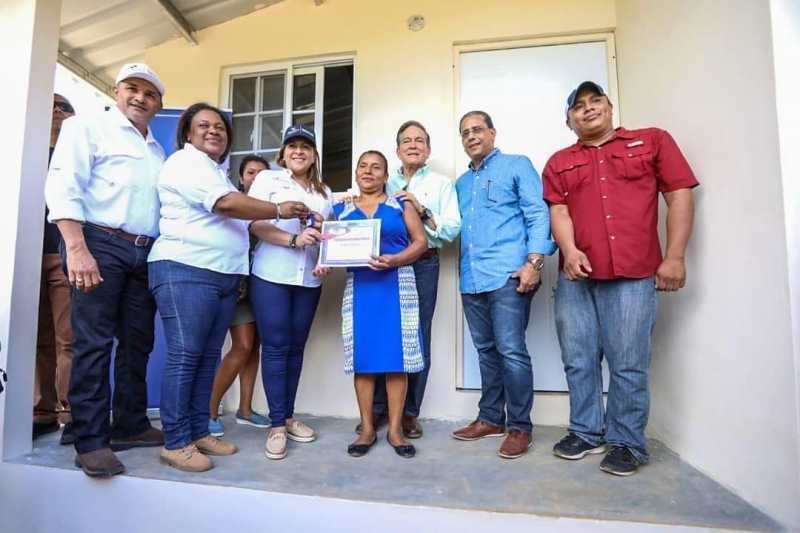 Entregan casas nuevas y bono solidario de vivienda a familias en Coclé